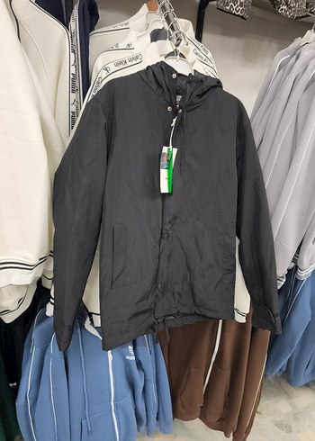 siyah Kapüşonlu Rahat Kesim Erkek Mont - Görsel 2