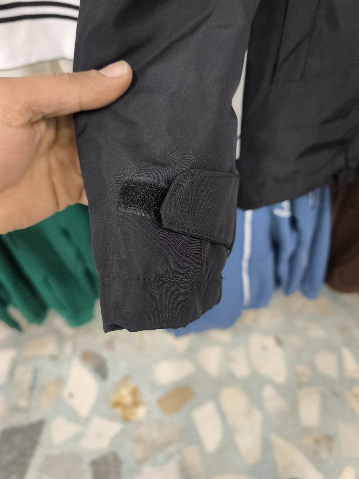 siyah Kapüşonlu Rahat Kesim Erkek Mont - Görsel 3