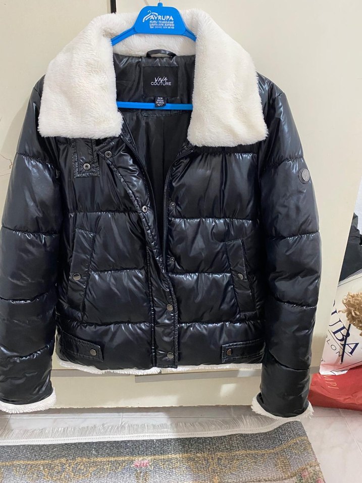 Kürk Detaylı Siyah Kadın Kısa Kışlık Mont - Görsel 3