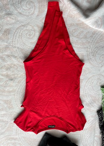 Kırmızı V Yakalı Kolsuz Body
