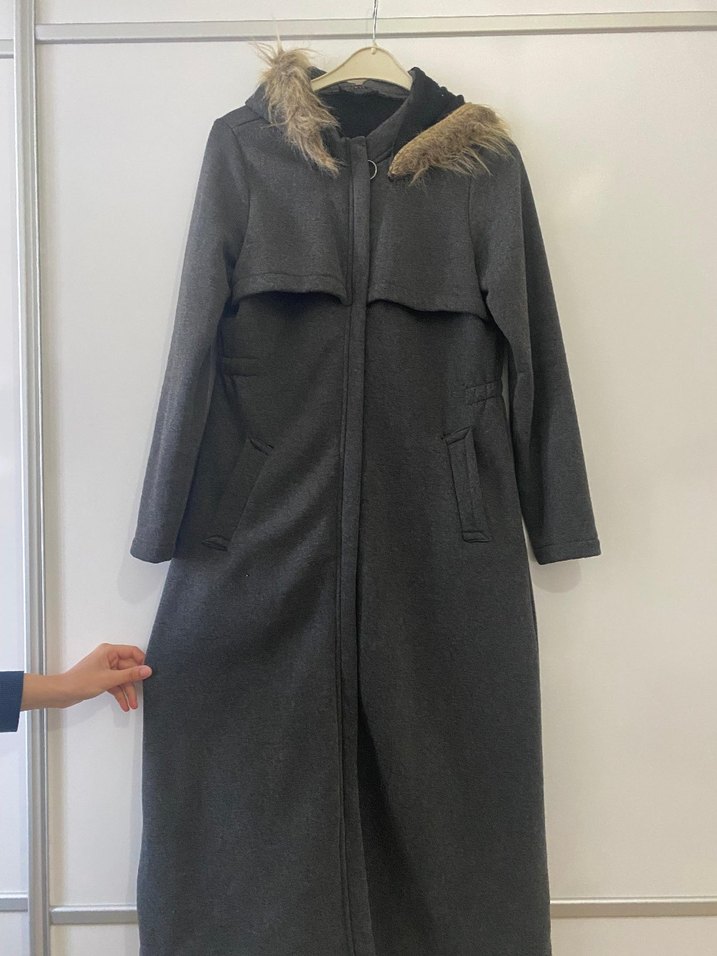 Kürk Detaylı Uzun Gri Kadın Kaban - Görsel 2