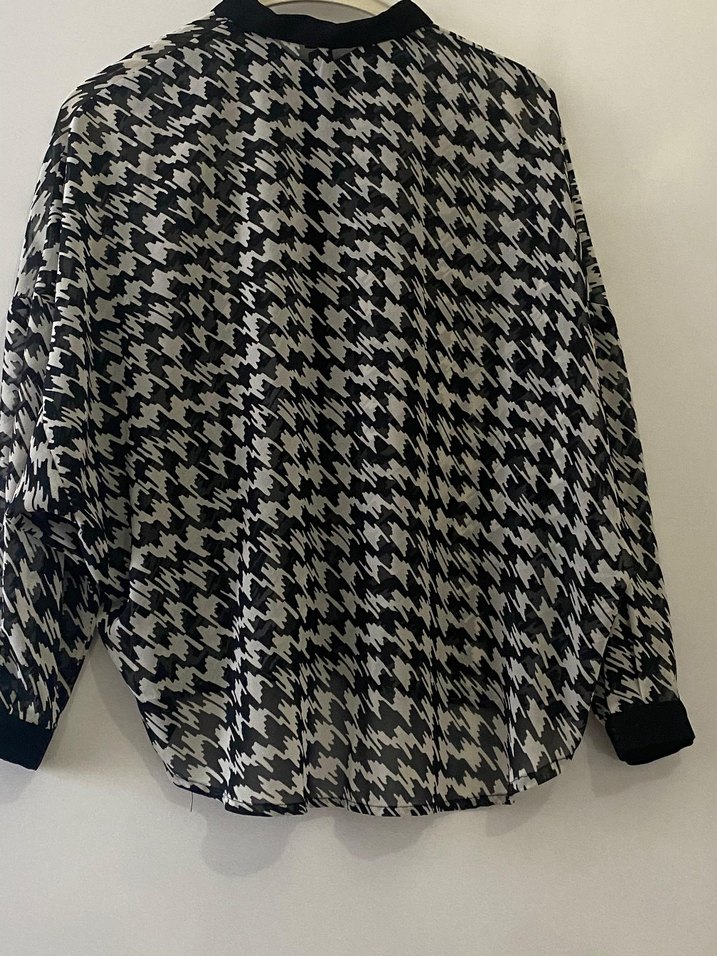 Siyah-Beyaz Uzun Kollu Düğmeli Salaş Gömlek - Görsel 4