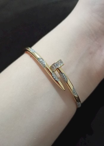 Parlak Altın Renkli Çivi Desenli Kadın Bileklik - Görsel 4