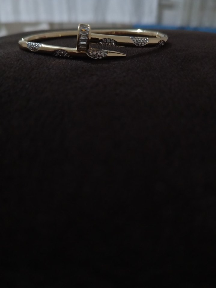 Parlak Altın Renkli Çivi Desenli Kadın Bileklik - Görsel 2