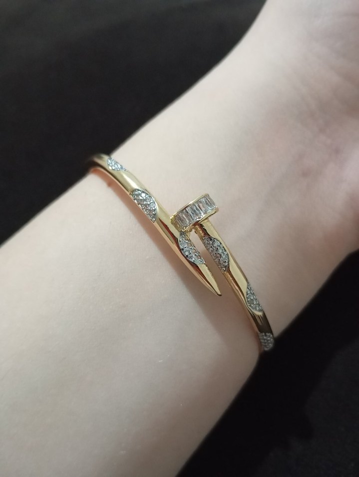 Parlak Altın Renkli Çivi Desenli Kadın Bileklik - Görsel 4