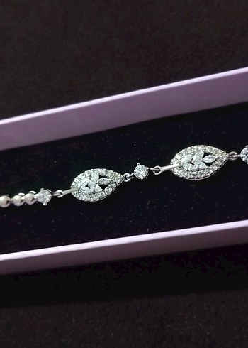 Zincir Detaylı Parlak Beyaz Yaprak Desenli Bileklik - Görsel 3