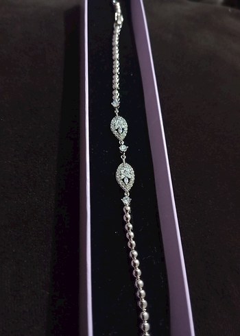 Zincir Detaylı Parlak Beyaz Yaprak Desenli Bileklik - Görsel 5