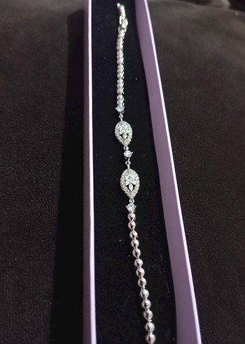 Zincir Detaylı Parlak Beyaz Yaprak Desenli Bileklik - Görsel 4