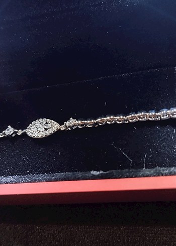 Zincir Detaylı Parlak Beyaz Yaprak Desenli Bileklik - Görsel 2