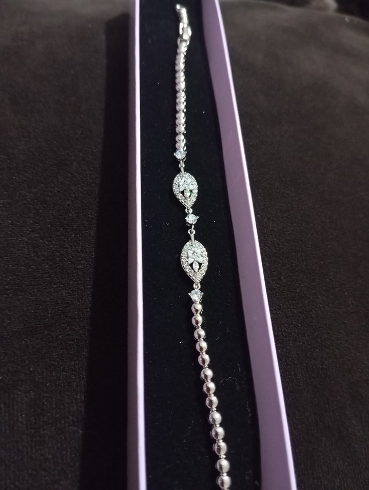 Zincir Detaylı Parlak Beyaz Yaprak Desenli Bileklik - Görsel 4