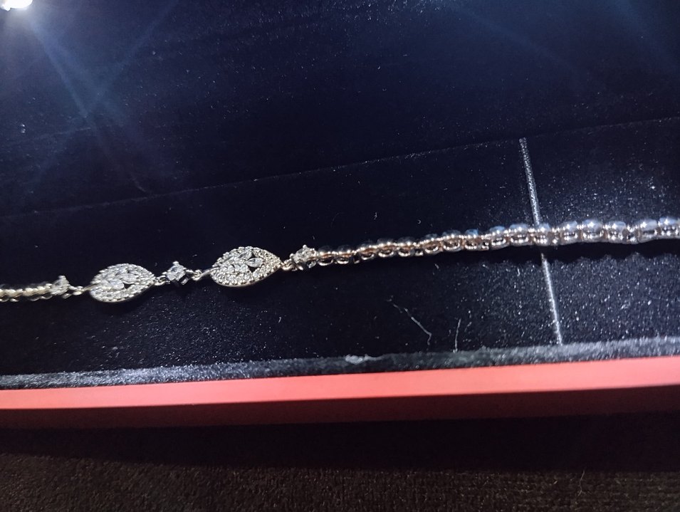 Zincir Detaylı Parlak Beyaz Yaprak Desenli Bileklik - Görsel 2