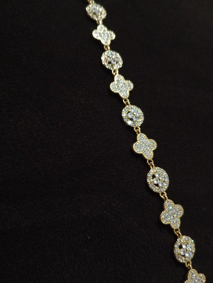 Zincir Detaylı Altın Renkli Kadın Bileklik - Görsel 3