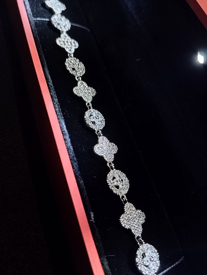 Beyaz Parlak Zincir Detaylı Kadın Bileklik - Görsel 3