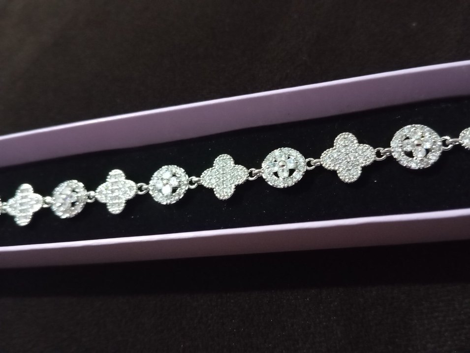 Beyaz Parlak Zincir Detaylı Kadın Bileklik - Görsel 2