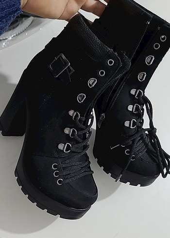 Siyah Süet Bağcıklı Gotik Kadın Bot