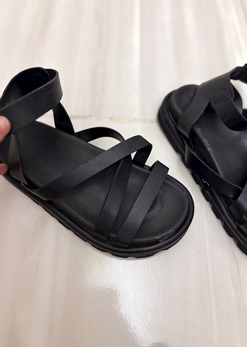 37 Beden Siyah Tokalı Kadın Sandalet