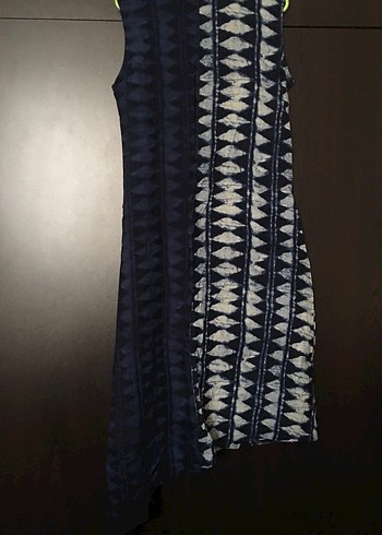 Kolsuz V Yaka Lacivert Desenli Elbise - Görsel 5