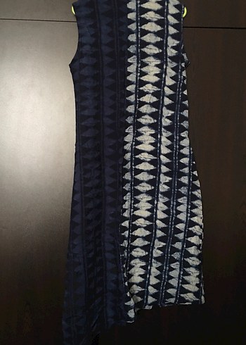 Kolsuz V Yaka Lacivert Desenli Elbise - Görsel 4