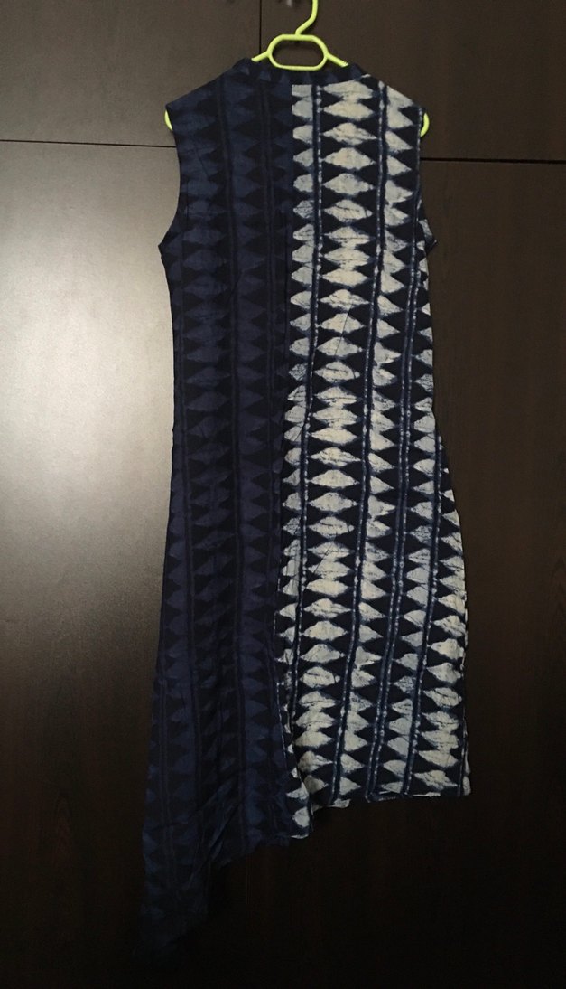 Kolsuz V Yaka Lacivert Desenli Elbise - Görsel 4