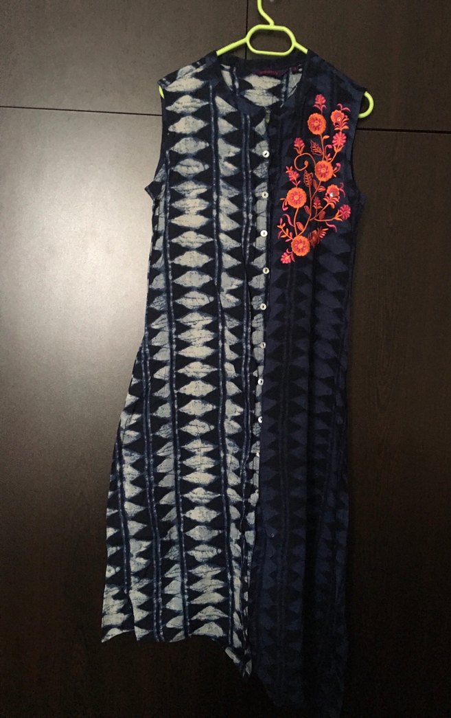 Kolsuz V Yaka Lacivert Desenli Elbise - Görsel 2