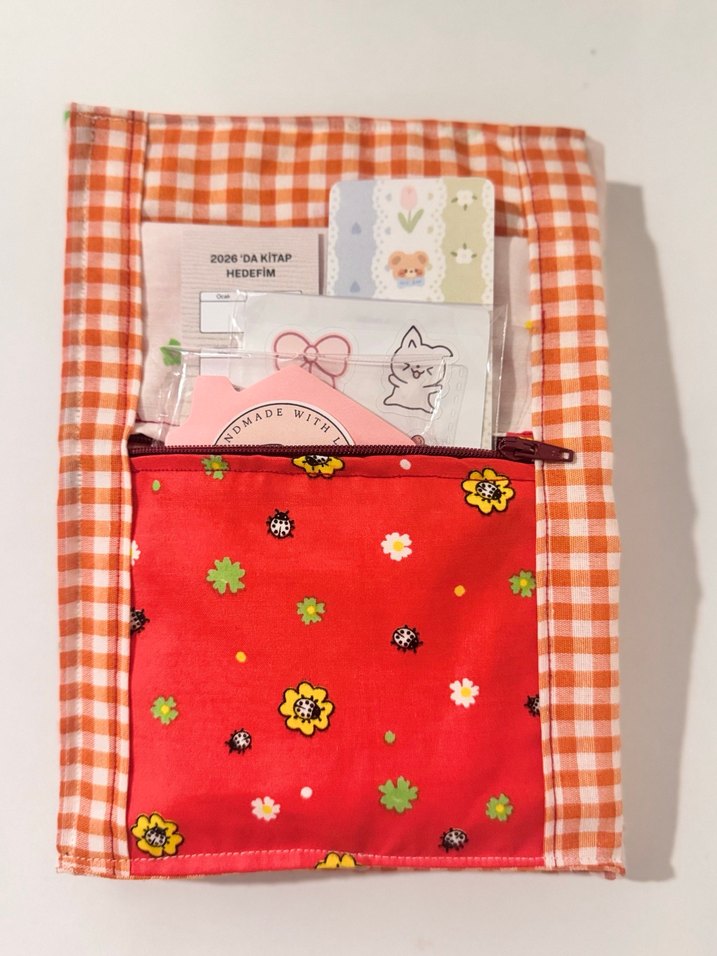 Kırmızı Çiçek Desenli Pastel Kitap Kılıfı - Görsel 2