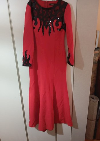 Uzun Kırmızı Gotik İşlemeli Elbise - Görsel 6