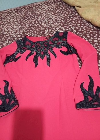 Uzun Kırmızı Gotik İşlemeli Elbise - Görsel 3