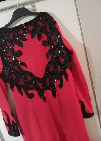 Uzun Kırmızı Gotik İşlemeli Elbise - Görsel 4