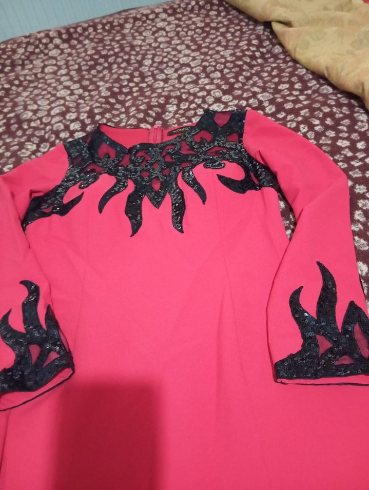 Uzun Kırmızı Gotik İşlemeli Elbise - Görsel 3