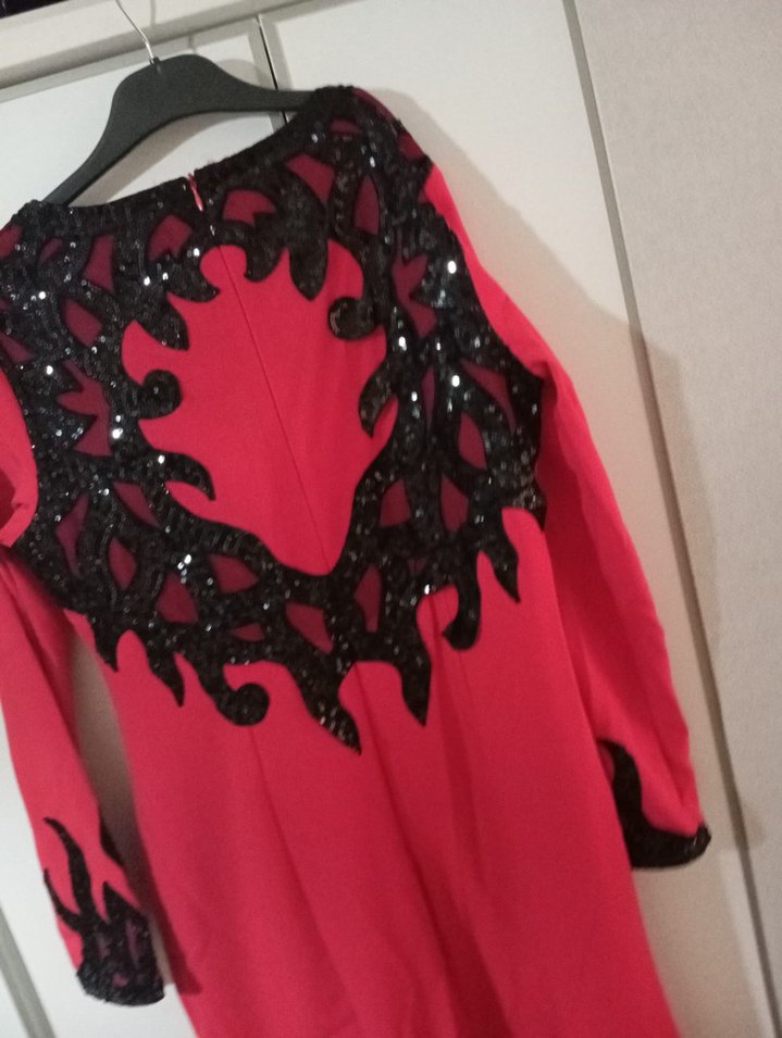 Uzun Kırmızı Gotik İşlemeli Elbise - Görsel 4