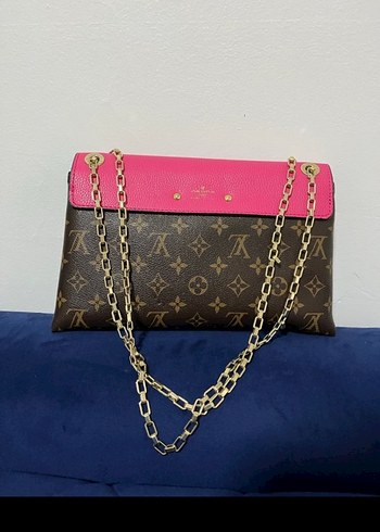 Zincir Detaylı Pembe Deri Kadın Çapraz Çanta - Görsel 5