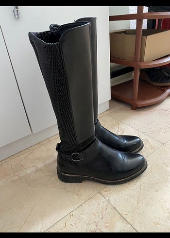 39 Beden Siyah Kadın Düz Kemerli Diz Boyu Bot