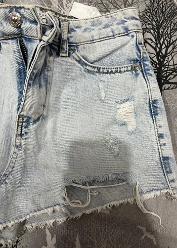 Düğmeli Bağlama Desenli Mini Kot Şort - Görsel 3