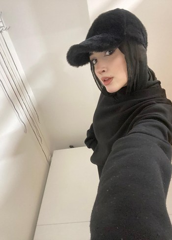 Siyah Kürklü Kadın Bere - Görsel 2