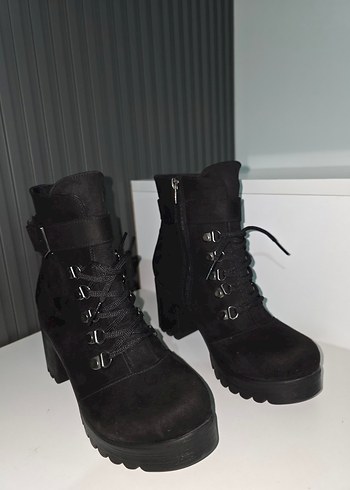 Siyah Süet Blok Topuklu Gotik Bot - Görsel 2