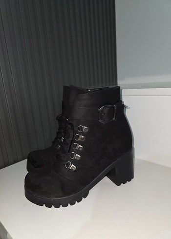 Siyah Süet Blok Topuklu Gotik Bot - Görsel 4