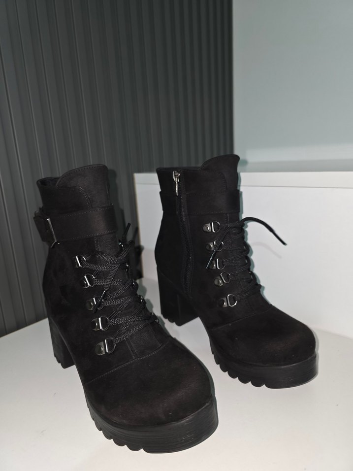 Siyah Süet Blok Topuklu Gotik Bot - Görsel 2