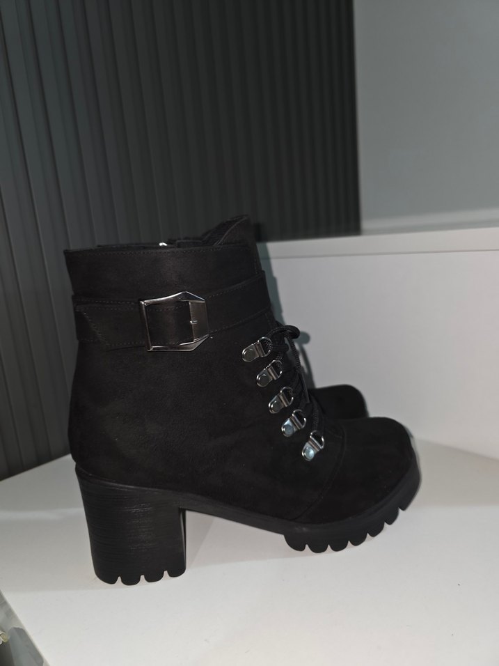 Siyah Süet Blok Topuklu Gotik Bot - Görsel 3