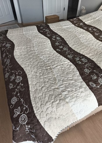 Kahverengi Nakışlı Yatak Örtüsü - Görsel 2
