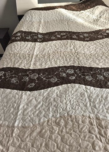 Kahverengi Nakışlı Yatak Örtüsü - Görsel 3