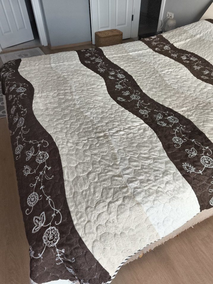 Kahverengi Nakışlı Yatak Örtüsü - Görsel 2