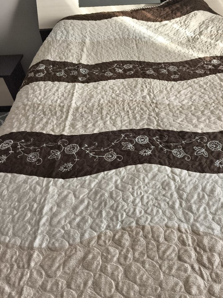 Kahverengi Nakışlı Yatak Örtüsü - Görsel 3