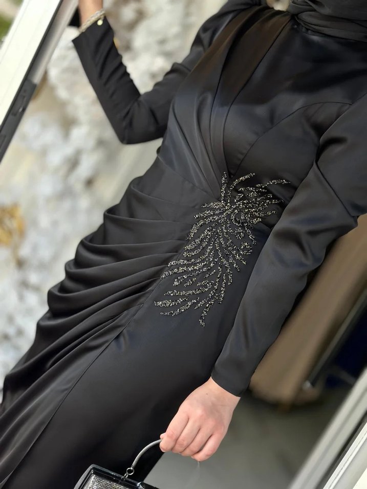 Siyah İşlemeli Drapeli Uzun Abiye Elbise - Görsel 3