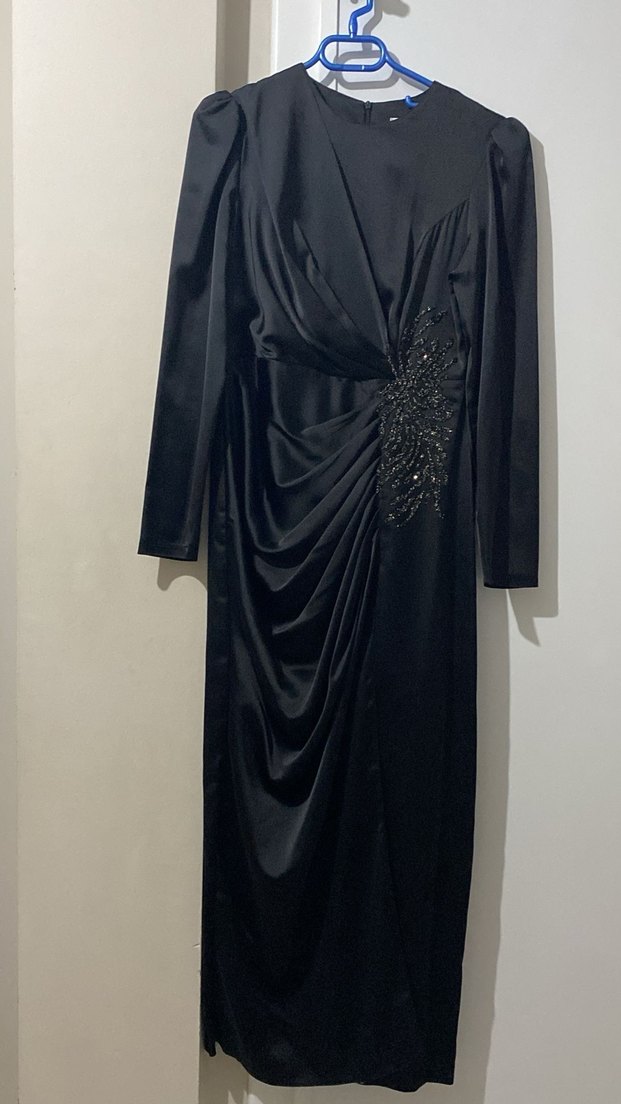 Siyah İşlemeli Drapeli Uzun Abiye Elbise - Görsel 4