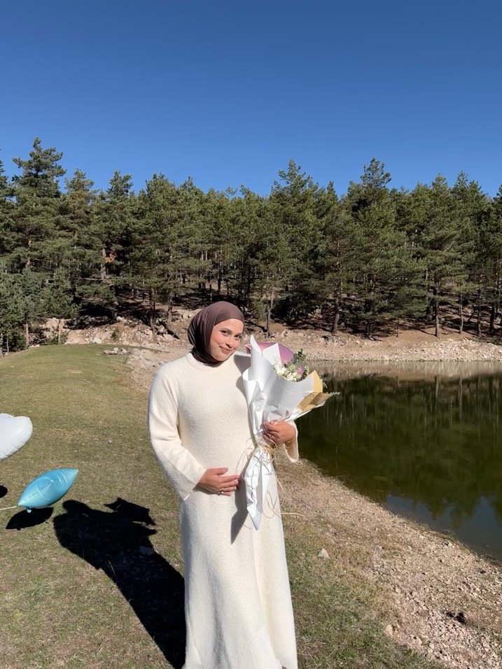 Beyaz Kemerli Uzun Salaş Elbise - Görsel 3