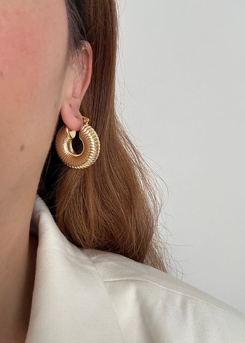 Altın Renk Pliseli Midi Halka Küpeler - Görsel 2