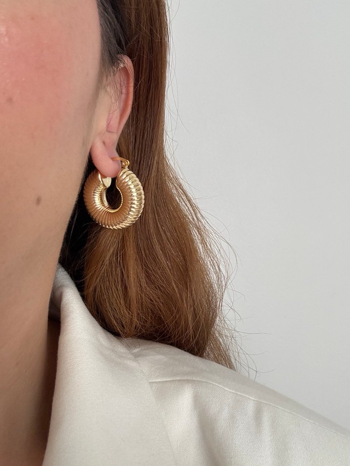 Altın Renk Pliseli Midi Halka Küpeler - Görsel 2