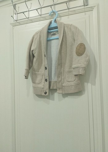 Bej Düğmeli Erkek Çocuk Hırka - Görsel 3