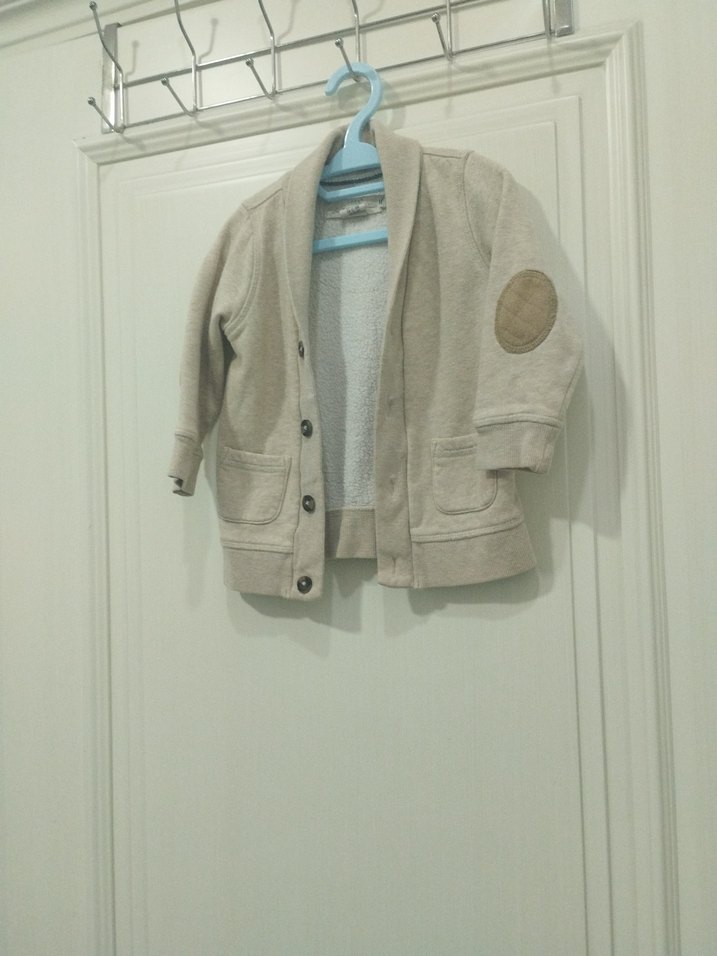 Bej Düğmeli Erkek Çocuk Hırka - Görsel 3