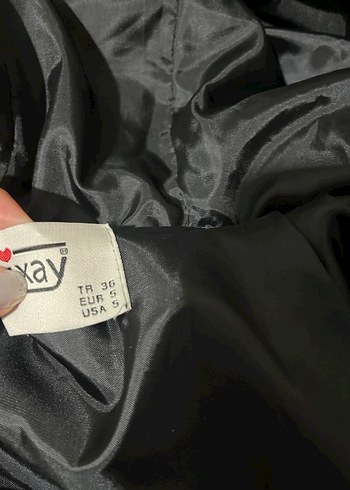 Siyah Kapüşonlu Kadın Kışlık Mont - Görsel 8